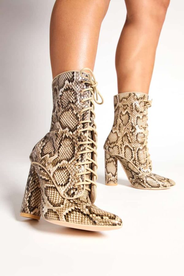 Bota Feminina Cano Médio Estampa Cobra com Salto Grosso