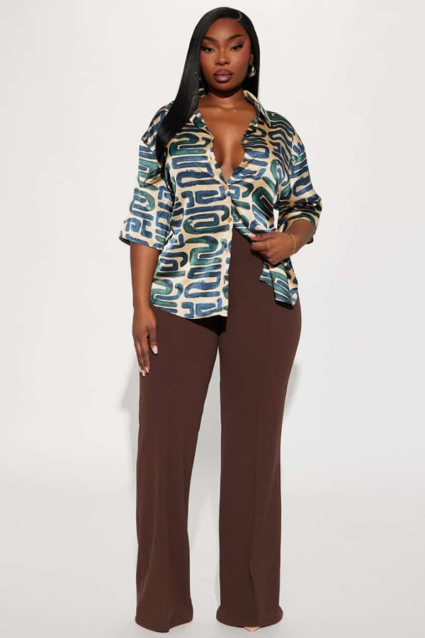 Camisa Feminina Estampada Geométrica em Tons Verdes e Azuis