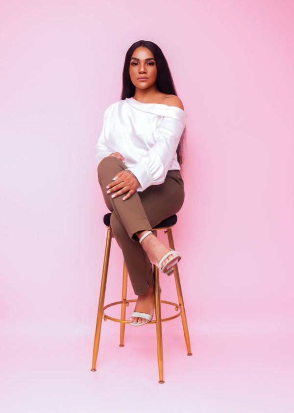 Blusa Feminina Branca Ombro Só com Manga Longa