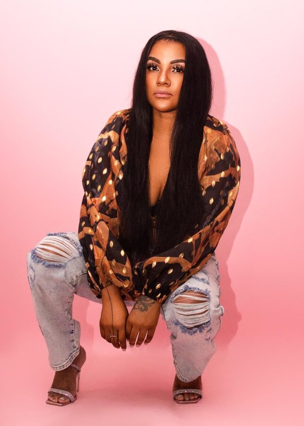 Blusa Feminina Estampada em Tons Terrosos com Decote V