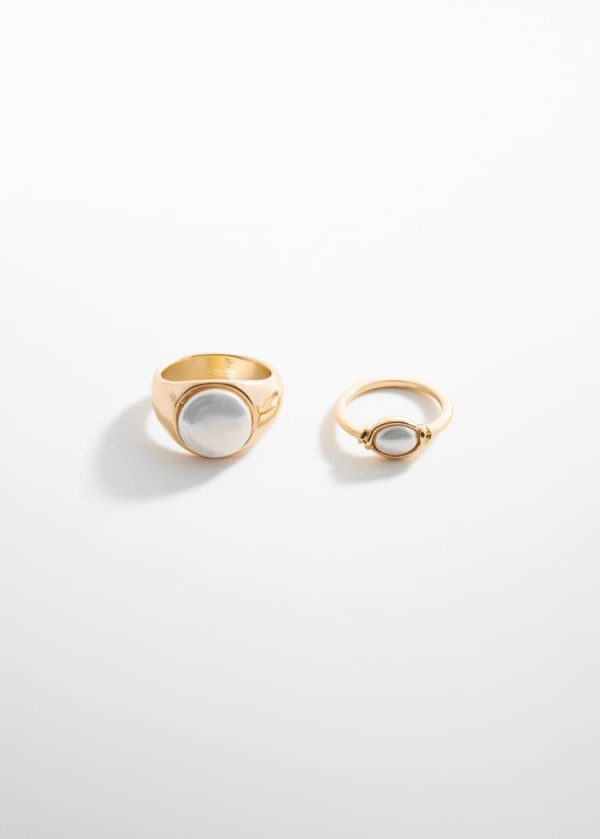 Conjunto de anéis com pormenor de pérola
